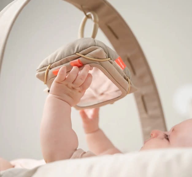 Done by Deer - Baby contrast card holder - Deer friends - Sand