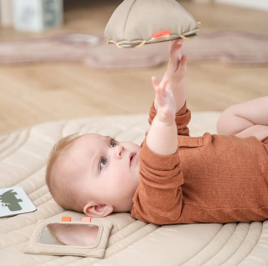 Done by Deer - Baby contrast card holder - Deer friends - Sand