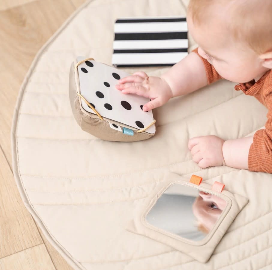 Done by Deer - Baby contrast card holder - Deer friends - Sand