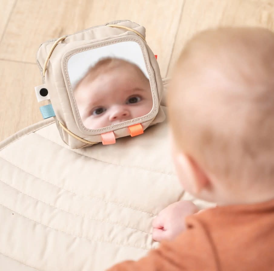 Done by Deer - Baby contrast card holder - Deer friends - Sand